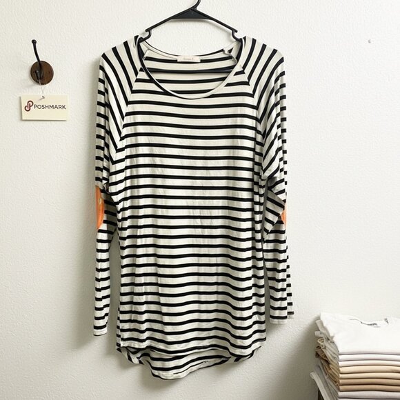 Tops - Women's Black & White Striped Long Sleeve Shirt Size Large